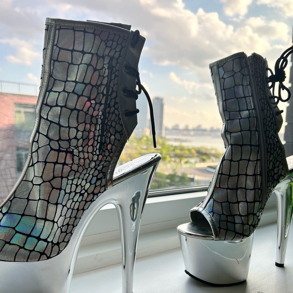Pleasers Holographic Hells
